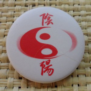 Badge Yin Yang ovale blanc