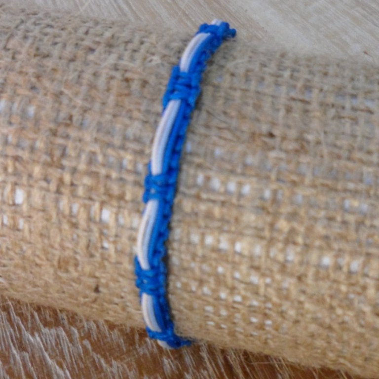 Bracelet macramé blanc et bleu 3